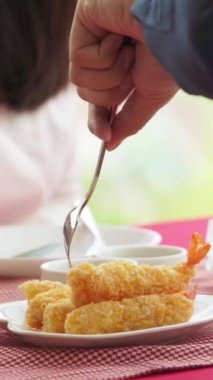 Restoranda yemek yiyen mutlu romantik çift. Çift yıldönümü kutlaması ve yaşam tarzı .