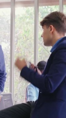 Mutlu iş kadını ve iş adamı modern ofiste sohbet ediyorlar. İş dünyası ve toplum konsepti.