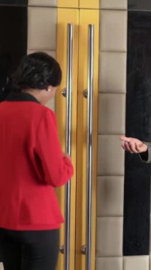 Çalışan, filmi izlemeye gitmeden önce müşterinin verdiği sinema biletini kontrol etmek için ayakta duruyor..