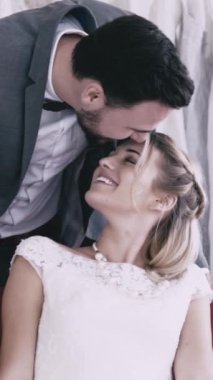 Gelinlik giymiş mutlu gelin ve damat düğün törenine hazırlanıyor. Kadın ve erkeğin romantik aşkı..