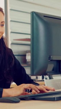 Ofiste çalışan kulaklık takan işadamları uzak müşteri ya da meslektaşlarını desteklemek için çalışıyorlar. Arama merkezi, tele pazarlama, müşteri destek acentesi telefon görüşmesinde hizmet sunar.