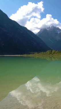 İtalya 'daki Dolomitler Dağı güneşli bir günde göl suyuna yansıyan güzel gökyüzü görüntüsüyle. Doğu Dolomitler, Kuzey İtalya 'daki Landro di Landro Durrensee Gölü' nde vuruldu..