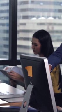 Üst düzey yönetici modern ofisteki genç kadın çalışana tavsiyelerde bulunuyor. Liderlik ve eğitim kavramı.