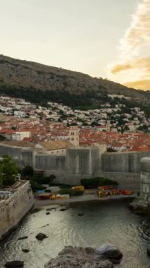 Hırvatistan 'ın Dubrovnik kentinin Zaman Hızı - Hırvatistan' ın Dubrovnik Eski Kenti 'nin tarihi duvarı Hırvatistan' ı ziyaret eden turistler için önemli bir seyahat noktası. Dubrovnik UNESCO Dünya Mirası olarak listelendi.