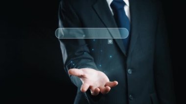 İş adamı, stratejik kararlar için değerli verileri çıkartarak arama motoru araştırması yapıyor. Kapsamlı araştırma ve SEO veri analizi için arama motorları kullanılıyor. Kullanıcı Kimliği