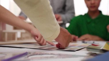 Mimari ekipman kullanan yavaş hareket eden iç mimar bir plan çizerken, iç mimari tasarımcı da müşterilerin talebine göre uygun renk ve malzeme seçiyor. Değiştirilmiş