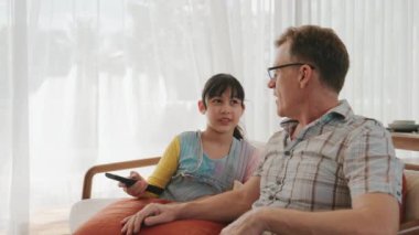 Büyükbaba ve torun birlikte TV 'de ilginç bir eğlence medyası izliyorlar. Eski üst düzey kullanım teknolojisi, genç nesil çapraz nesil ile iletişim kurarak aile bağlarını güçlendiriyor. Uyumsuzluk.