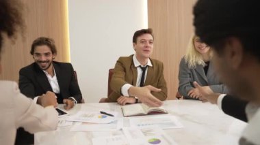 Çeşitlilik gösteren iş adamlarıyla süs odası ya da ofis çalışanı üniversite çalışanı, televizyon ekran şirketleri ile el sıkışma, çalışkan ekip olarak çalışmaktan başarılı pazarlama planları..