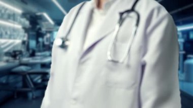 Laboratuvarda elinde beyin hologramı tutan ve geçmişi bulanık yetenekli doktorlara yakın çekim. Semptomu teşhis ederken insan beyin anatomisini inceleyen bir tıp çalışanı. İyileştirici.