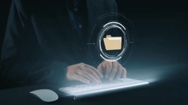 Verimli çalışma süreçleri için çevrimiçi belge dizinlerini yöneten iş adamı. Tüm önemli çevrimiçi belgelerinize kolayca güvenli ve hızlı bir şekilde erişim sağlayın. Kullanıcı Kimliği