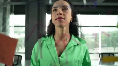 Zeki profesyonel İspanyol iş kadını renkli yapışkan notlarla cam tahtaya pazarlama fikirleri yazıyor. Genç çekici yönetici, analiz iş planının zihin haritasını çiziyor. - Yakın çekim. Yönlendirici.