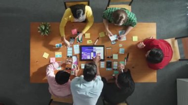 Programcı, cep telefonu arayüzü fikri için Ux Ui tasarımı ile yazılım geliştiricisiyle toplantıda paylaşırken, aynı zamanda yapışkan notlarda tasarım fikri paylaşıyor. Başlangıç ekibi, kablo prototipi geliştirin. Cemaat.