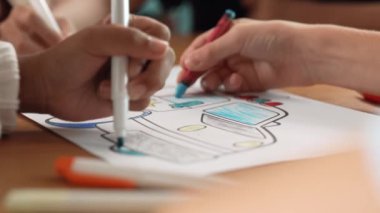 Çeşitli öğrenci ve öğretmenlerin el yazısı ya da çizimi. Akıl hocası ve çok kültürlü çocuklar renkli kalemler, kalemler ve pastel boyalarla birlikte faaliyet gösteriyorlar. Yaratıcılık atölyesi. Etkinlik.