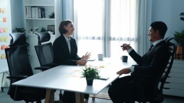 Yatırımcılar toplantıya katılırken iş planlarını Kafkas yöneticisiyle tartışan üst düzey bir işadamı görüşü. Kadın lider projeyi başlatırken masada yapışkan notlarla oturuyor. Müdürlük.