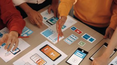 Mobil uygulama veya web sitesi için kullanıcı arayüzü prototipi planlayan akıllı bir şirket çalışanı grubu. Zekice UX UI tasarım beyin fırtınası kullanıcı dostu arayüz planı tasarlıyor. Sinerjik