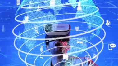 Heyecanlı adam sanal gerçeklik gözlüğü kullanarak küresel bağlantı hologramına bakıyor. Yetenekli yatırımcılar küresel iletişimi ve ağ bağlantısı hologramını inceliyor. Teknoloji. Aygıt.