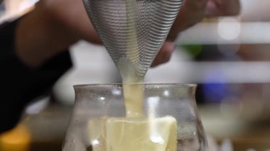 Kapalı el barmeni, bütün malzemelerde süzgeç kullanır. Alkol likörü ve kokteyl bardağında şerbet tadı vardır. Lüks gece klübünde gece hayatı karışımı sergilenen özel bir içecek sunar. Vinosity.