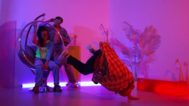 Neşeli beyaz dansçı, gündelik kıyafetleriyle dans ediyor ve arkadaşına tezahürat yapıyor. Kafkasyalı bir adam ve İspanyol bir hippi sokak dansı yaparken bir yandan da mutlu bir takıma bakıyorlar. Mutluluk.