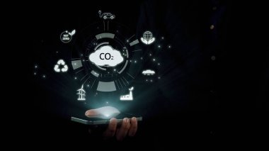 İş adamı CO2 emisyonlarını azaltmak için girişimlerde bulunuyor ve net sıfır hedefliyor. Daha yeşil bir gezegenin karbondioksitini azaltarak sürdürülebilirliğe olan bağlılığını gösteriyor. Kullanıcı Kimliği