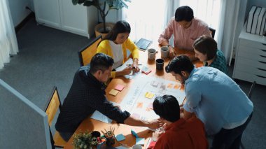 Çeşitli insanların beyin fırtınası yapmalarını ve kargaşa yaratmalarını tepeden tırnağa izleyeceğiz. Bir grup yetenekli iş adamı birlikte çalışıp planlarını paylaşmak ve kanban tahtasını kullanmak için yapışkan notlar yazıyorlar. Cemaat.