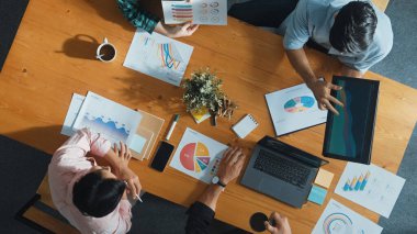 İşletme ekibinin en iyi görüntüsü toplantıya katılırken, verileri analiz etmeye hazırlanıyor. Bir grup farklı insan yaratıcı planlar yapıyor ve konferansa katılırken bir yandan da proje üzerinde çalışıyorlar. Cemaat.