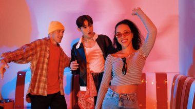 Çok kültürlü bir arkadaş birlikte dans ediyor ve hiphop müziği eşliğinde restoranda ya da kafede pembe neon ışıklı duruyor. Profesyonel sokak dansçıları grubu enerjik hareketler sergiliyor. Mutluluk.