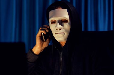 Bilgi işlem sahibini arayıp büyük bir veritabanı ile fidye tehdidinde bulunmasını programlayarak şifreli şifreleme kurmasını ve güvensiz bir mahremiyet sağlamaya çalışmasını söyleyen isimsiz beyaz suçlu maskesi. Bireysel.