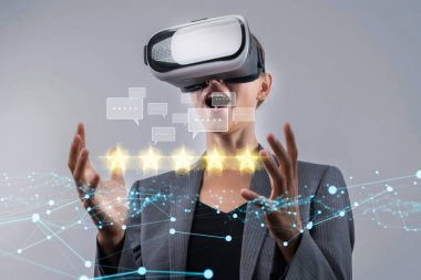 İş adamı müşteri memnuniyet değerlendirmesi verilerini analiz eder ve hizmet kalitesini artırmaya çalışır. Müşteri memnuniyeti ve sadakatini arttırmak için koz değerlendirmeleri. EIDE