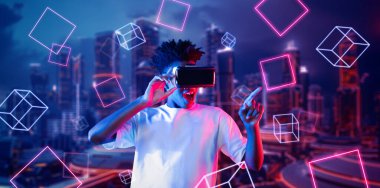 Afrikalı adam metaevrende oyun oynarken heyecanlı ve şekle bakıyor. Gündelik kıyafet öğrenme ve geleceğe dönük şehirde havada süzülen şekle bakma yeteneği olan zeki bir oyuncu. Teknoloji. Yaratıcılık.