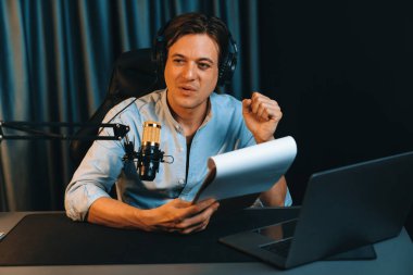 Akıllı yayıncının sunucu kanalı, canlı sosyal medyada canlı yayında konuşma programı ile birlikte modern stüdyoda, kayıt cihazıyla dinleyiciye senaryo okumaktadır. Bireysel.