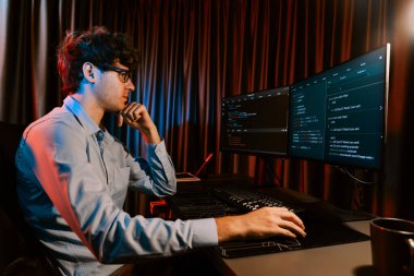 Çevrimiçi yazılım geliştirme bilgisi kodlamasını düşünen bilişim geliştiricisi yan görünümde, neon modern ofisteki web sitesinde en son sürüm uygulaması için tasarlanmış yeni bir program üzerinde çalışıyor. Toplayıcı.