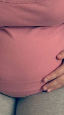 Mutlu hamile kadın, jinekolog doktoru hastanede ya da klinikte hamilelik danışmanlığı için ziyaret ediyor. Doktor, bebek ve anne sağlığı kontrolü için hamile karnı muayene ediyor. Jinekoloji konsepti.
