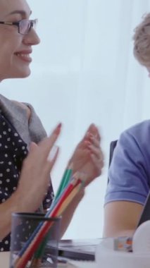 Yaratıcı iş adamlarının grup toplantısı, tasarımcı ve sanatçı ofis masasında. Mutlu iş yeri ve işbirliği takım çalışması konsepti.