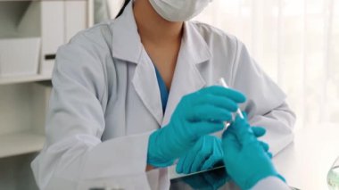 Laboratuvar araştırmacısı yeni bir ilaç geliştirir ya da tedavi eder. Laboratuvar tüpünde renkli kimyasal sıvı kullanır. Bilimsel veya kimya uzmanlığı ve laboratuvar ekipmanları ile sağlık hizmetlerinin teknolojik gelişimi. Katı.