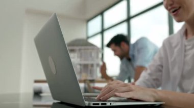 Dizüstü bilgisayar analiz verilerini kullanarak çalışan profesyonel mühendis ölçüm modeli. Yakın plan akıllı tasarımcı el bilgisayarı. İç işleri ekibi gökdelen ile birlikte çalışıyor. İzleme
