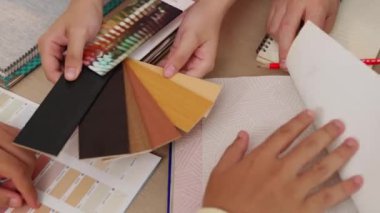 Profesyonel mimar ve iç mimarın yavaş çekim görüntüleri. İç mekan tasarımı için malzeme ve renk paleti sunumu. Müşteri denetimi ve denetimine dayalı. Değiştirilmiş