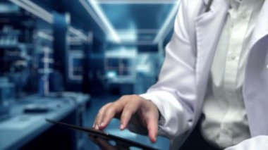 Hologram tabletten yüzerken, doktorun tıbbi haç hologramını seçip tablet içine ithal etmesine yakın durun. Genel pratisyen hekim, teknolojiyi kullanarak sağlık sistemine erişip kontrol ediyor. İyileştirici.