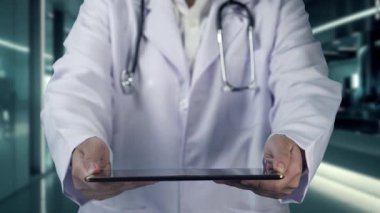 Laboratuvara tıbbi haç hologramıyla tablet gönderen profesyonel doktorları kapatın. Pratisyen hekim teknolojik yenilikleri kullanarak tıbbi ikonu kontrol edip teftiş ediyor. İyileştirici.