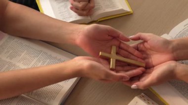 Hristiyan katolik takipçilerle dinsel bağlılık ve maneviyat duygusu doludur. Ağır çekimde Hıristiyan insanlar birlikte dua ederken el ele tutuşup grup duası yapıyorlar. Filizlenen