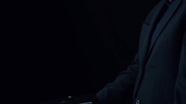 İş adamı, tahminsel büyük veri modellerinden gerçek zamanlı analizlere uzanan eğilimleri ve görüşleri ortaya çıkarmak için veri analizlerini derinlemesine inceleyerek, veri güdümlü kararların analitik endüstrileri UUID 'ye nasıl yönlendireceğini öğrenir