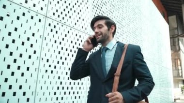 İş adamı telefonla ve neşeyle dans ederek müdürle konuşuyor. Yatırımcı iyi haberler alır, terfi alır, telefondan başarılı bir iş bulur ve aşırı sevinç hisseder. Sevinçli..