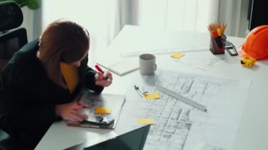 Cetvel kullanarak akıllı inşaat mühendisinin çizim ve ölçüm planının en üst görüntüsü. Mimar scatch bina projesinin hava görüntüsü. Ekipman ve güvenlik kaskıyla toplantı masasında. Hizalama.