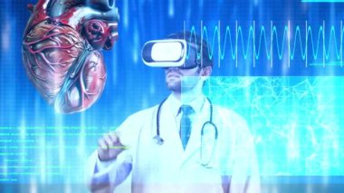 VR gözlüklü doktor kalp hologramına bakıyor. Tıbbi verileri kullanarak kalp semptomlarını teşhis ederken sanal gerçeklik teknolojisini kullanan profesyonel bir tıp çalışanı. Teknoloji. Aygıt.