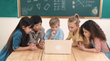 Üst düzey öğrenci dizüstü bilgisayara bakıyor ve kodlama mühendisliği kodunu ve yapay zeka üretmeyi öğreniyor. Beyin fırtınası yaparken ve yaratıcı plan yaparken yetenekli çocukların birlikte çalışması. Pedagoji.