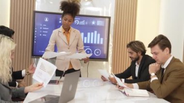 Finansal veri sunumuna başlamadan önce üniversiteye ya da yatırımcıya kağıtlar hakkında iş istihbaratı dağıtırken BI Fintech kullanan analist ekibiyle ofis veya süs toplantı odasında sunum yapmak