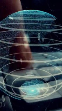 5G kablosuz bağlantı ve sosyal medya kavramını gösteren İnternet ağı modernizasyonunun grafiğiyle çalışan adam .