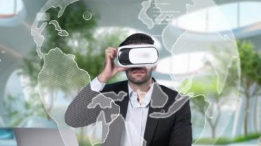 Proje yöneticisi küresel haberleşme hologramına bakarken VR gözlüklerini açıp şimdiki fikri sunar. İş adamı sanal gerçeklik kulaklığı kullanırken dizüstü bilgisayarla masada oturuyor. Aygıt.