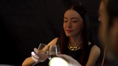 Güzel bir kadının portresi, lüks bir tezgah içecek barında arkadaşlarıyla sohbet edip, dilimlenmiş portakallı gazoz içerken. Kulüpte sosyetenin özünü yakalamak. Vinosity.