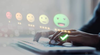 İş adamı müşteri memnuniyet değerlendirmesi verilerini analiz eder ve hizmet kalitesini artırmaya çalışır. Müşteri memnuniyeti ve sadakatini arttırmak için koz değerlendirmeleri. EIDE