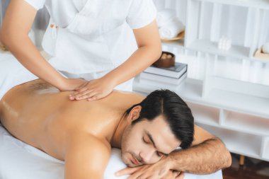 Kafkas erkek müşteri stres önleyici spa masajının keyfini çıkarıyor ve lüks otel veya oteldeki gündüz açık hava ortamında güzellik derisi eğlencesi ile şımartıyor. Sessiz.